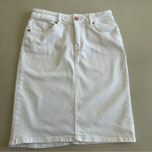 Elegant White Mini Skirt for Women. Size 36 - Picture 7 of 8